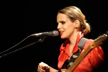 http://www.popnews.com/media/filter/l/photo/a/anna-calvi_4.jpg