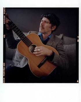 Gruff Rhys guitare